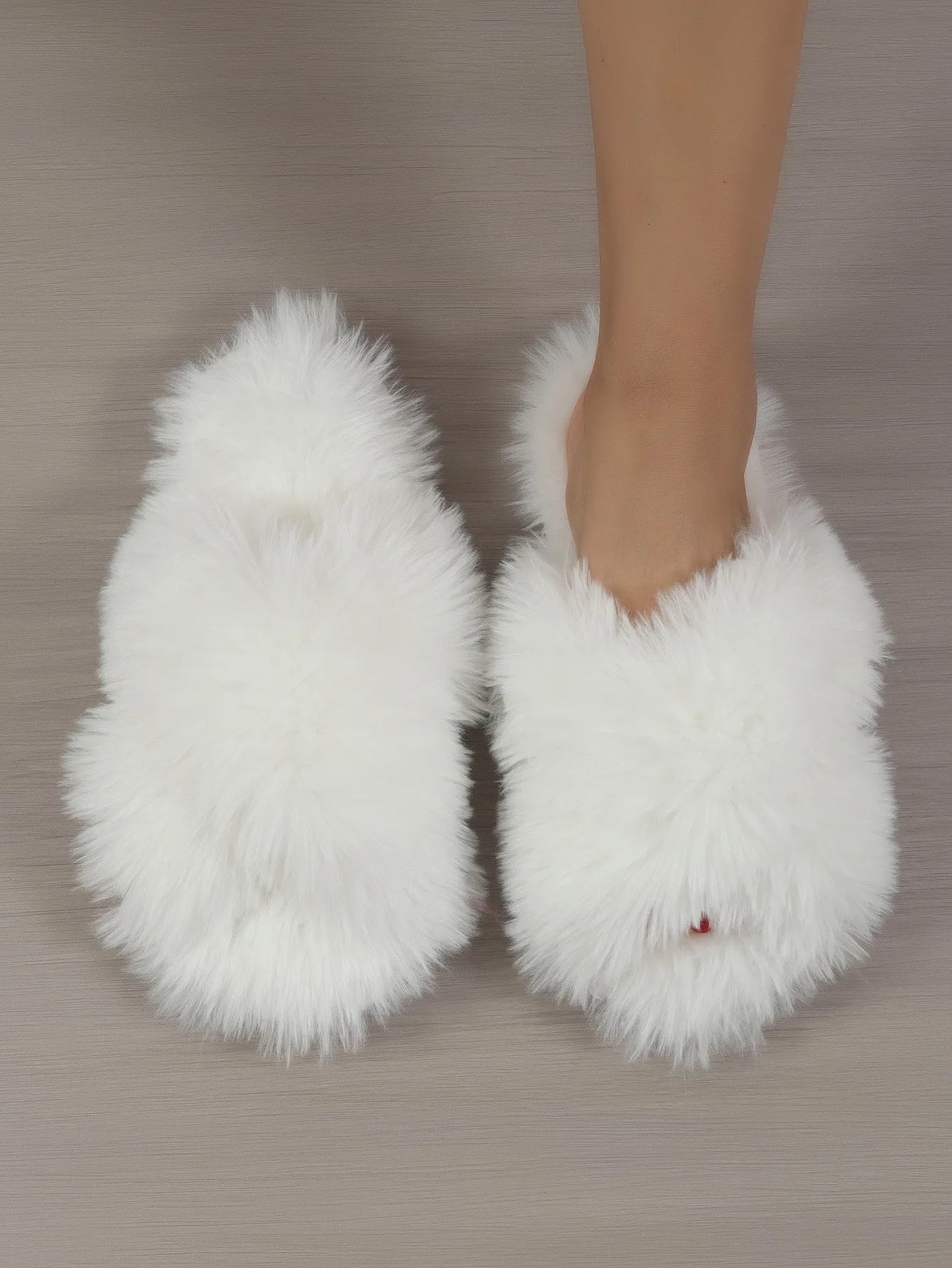 Pantoufles Femme Peluche Douce – Design Croisé -Plusieurs coloris