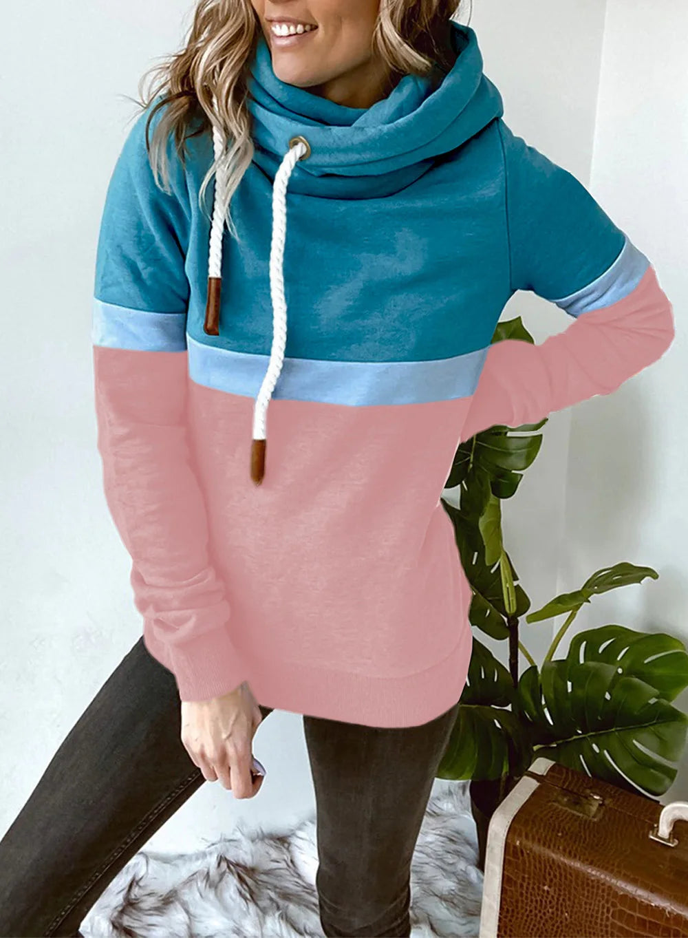 Sweat-shirt femme col haut à capuche – Coutures contrastées – Plusieurs coloris