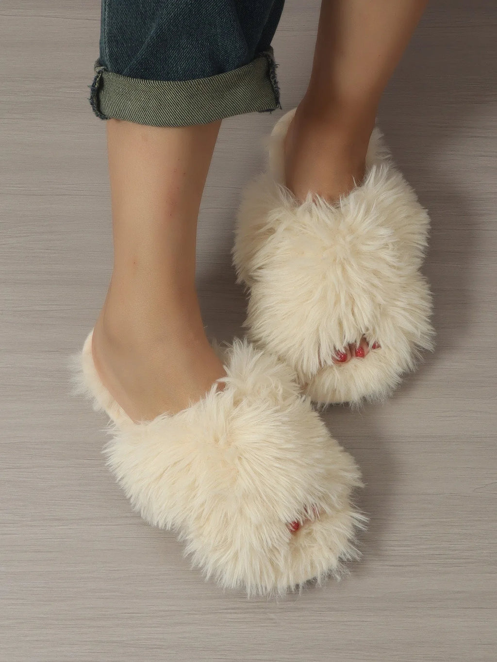 Pantoufles Femme Peluche Douce – Design Croisé -Plusieurs coloris