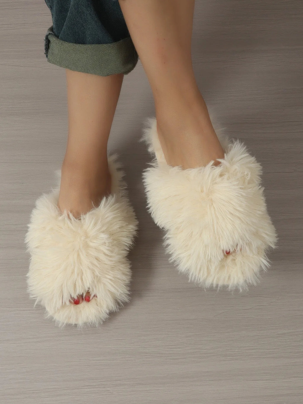 Pantoufles Femme Peluche Douce – Design Croisé -Plusieurs coloris