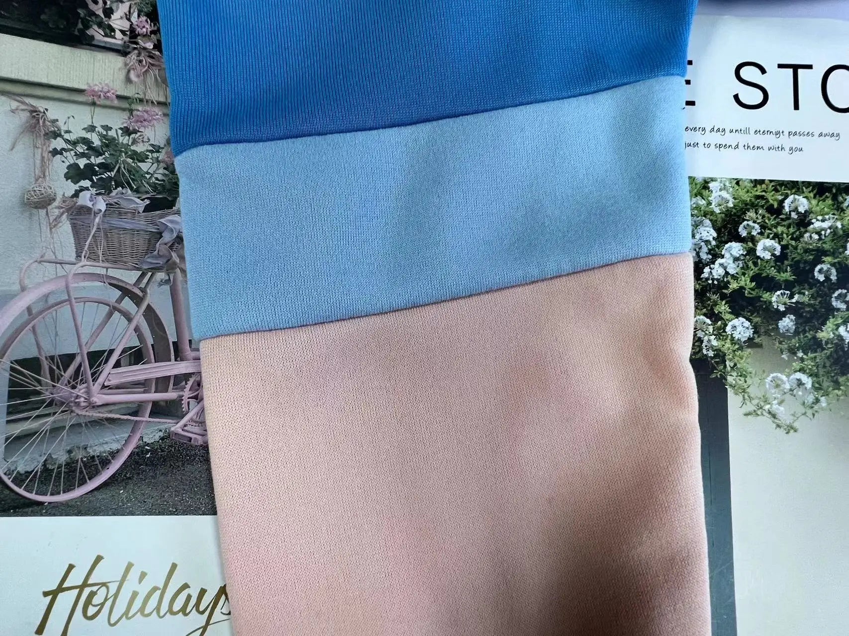Sweat-shirt femme col haut à capuche – Coutures contrastées – Plusieurs coloris