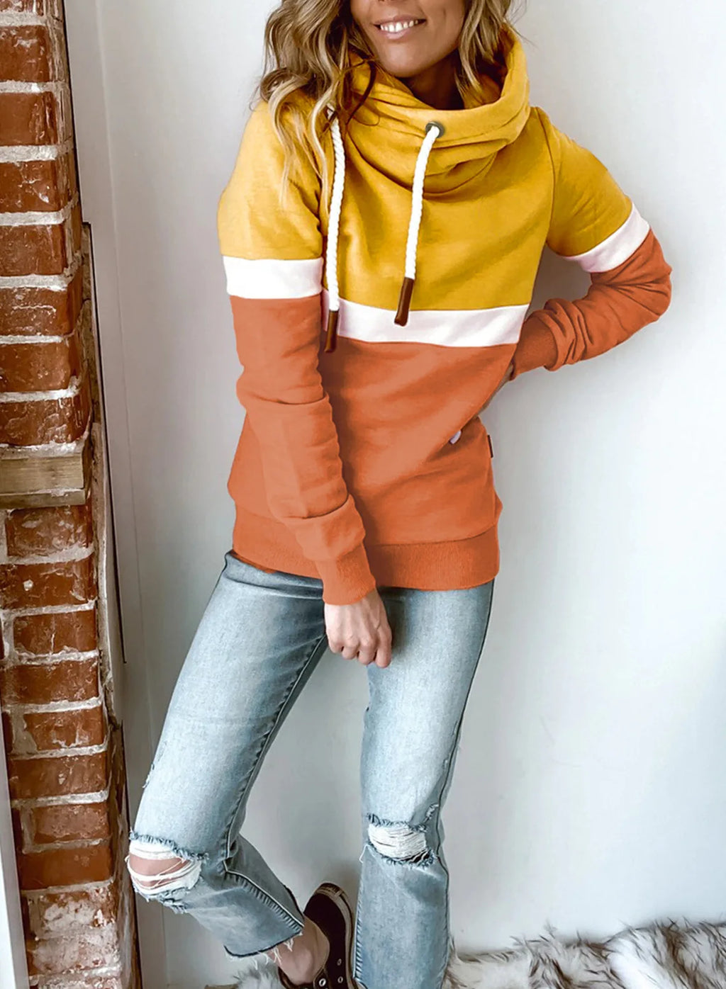Sweat-shirt femme col haut à capuche – Coutures contrastées – Plusieurs coloris