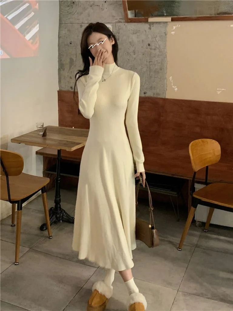 Robe Noire Femme – Maille, Col Semi-Montant & Coupe Amincissante