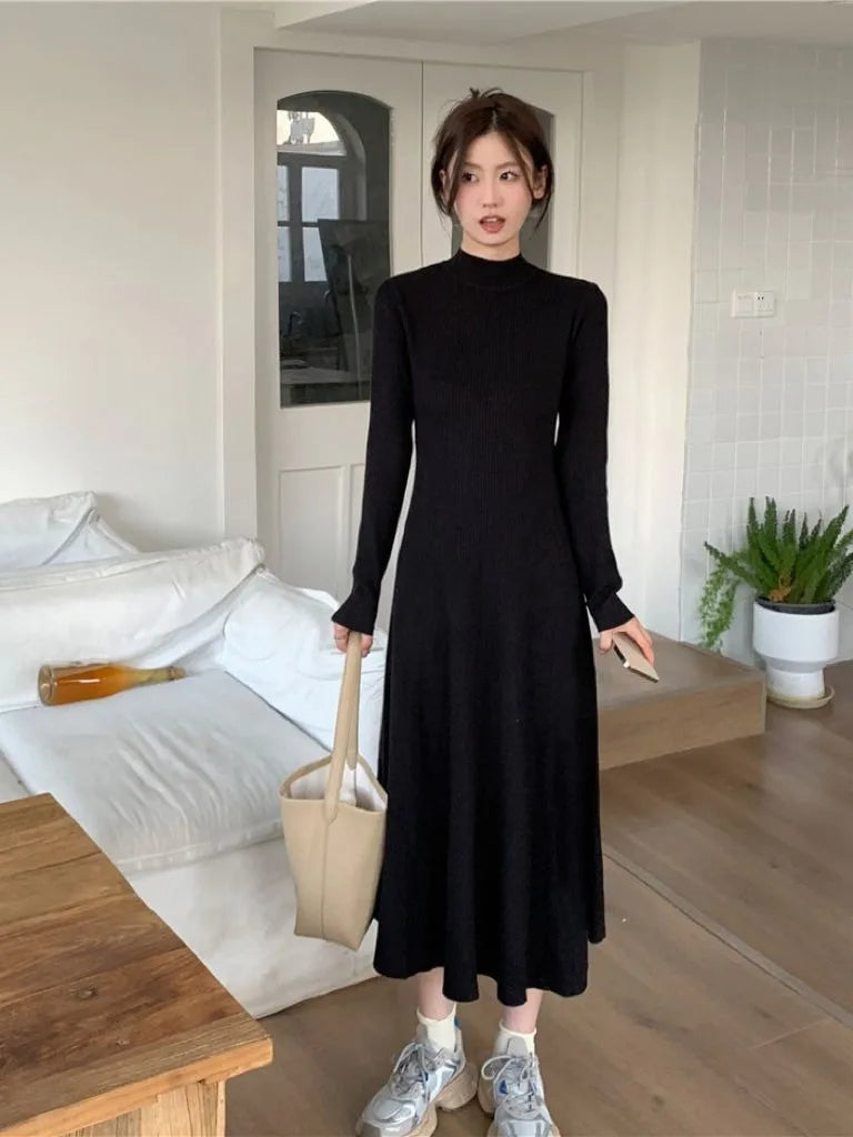 Robe Noire Femme – Maille, Col Semi-Montant & Coupe Amincissante