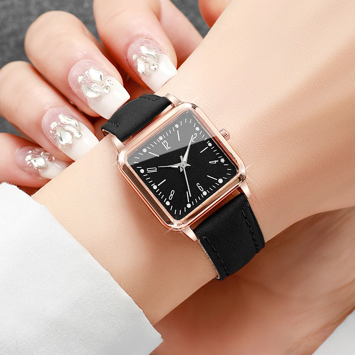 Montre femme carrée Petit cadran, bracelet cuir, quartz
