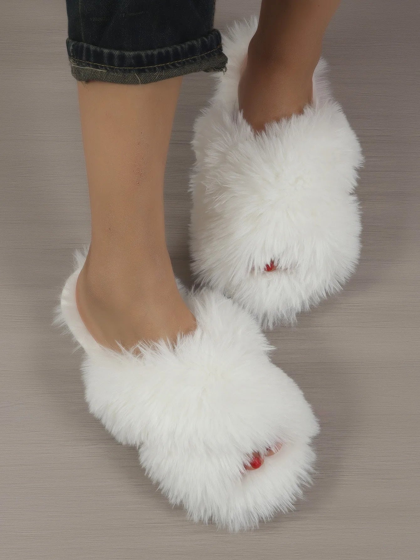 Pantoufles Femme Peluche Douce – Design Croisé -Plusieurs coloris