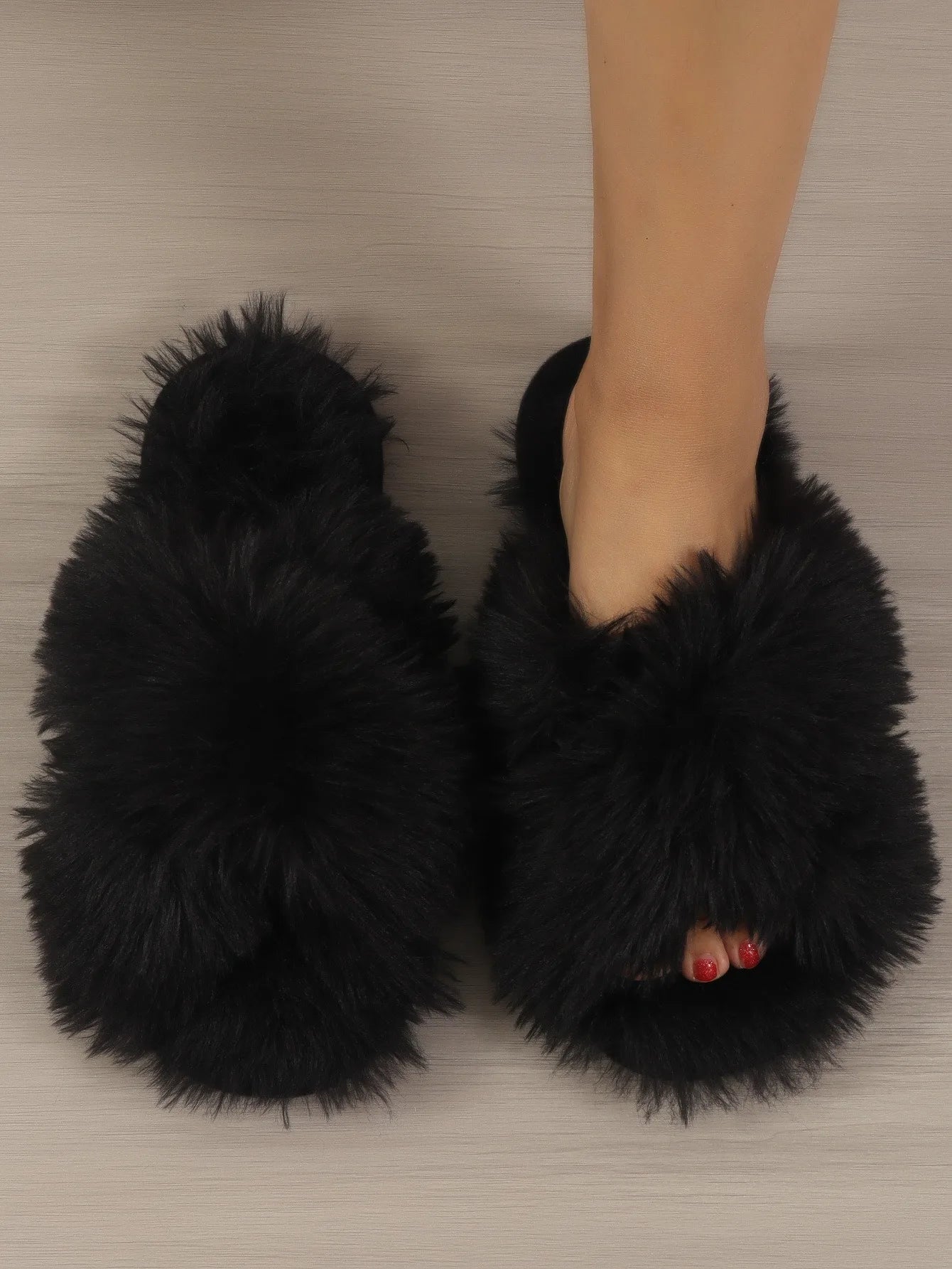 Pantoufles Femme Peluche Douce – Design Croisé -Plusieurs coloris