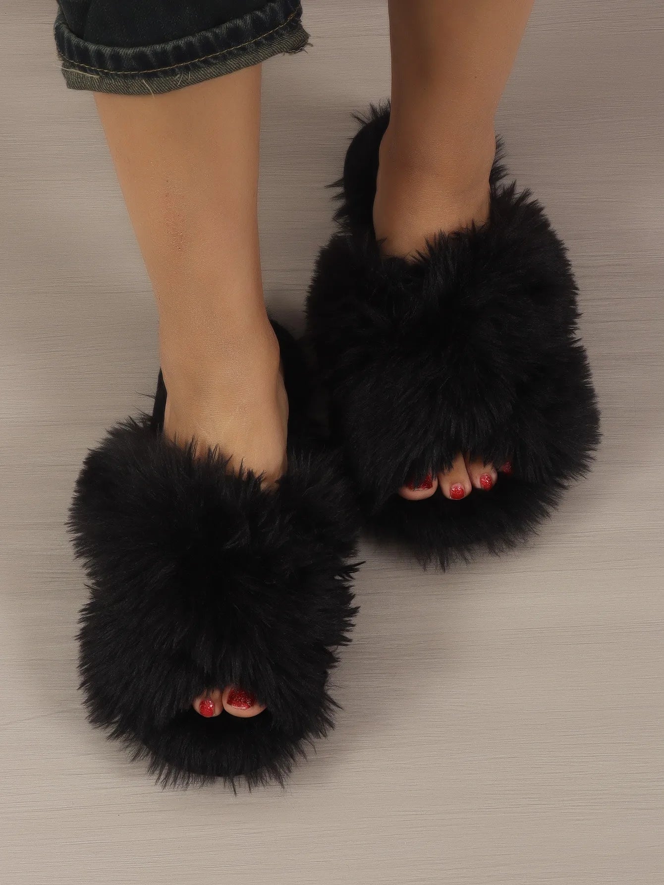 Pantoufles Femme Peluche Douce – Design Croisé -Plusieurs coloris