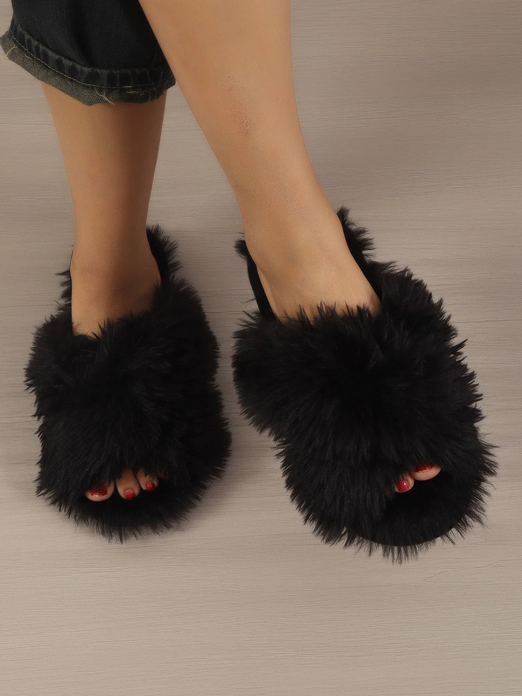 Pantoufles Femme Peluche Douce – Design Croisé -Plusieurs coloris