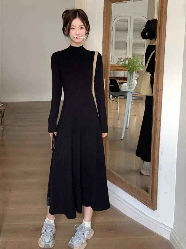 Robe Noire Femme – Maille, Col Semi-Montant & Coupe Amincissante