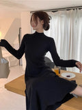 Robe Noire Femme – Maille, Col Semi-Montant & Coupe Amincissante