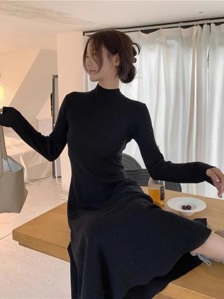 Robe Noire Femme – Maille, Col Semi-Montant & Coupe Amincissante