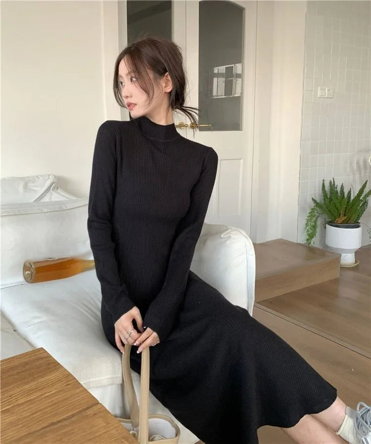 Robe Noire Femme – Maille, Col Semi-Montant & Coupe Amincissante