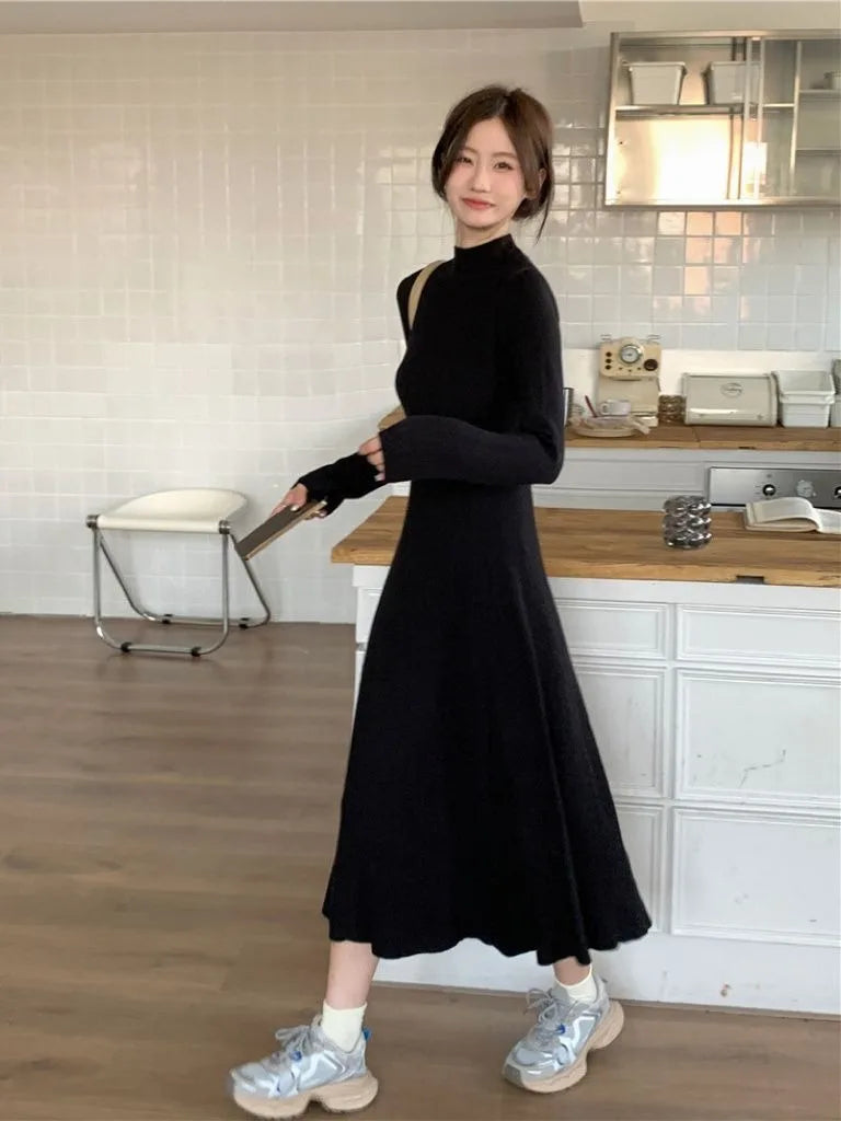 Robe Noire Femme – Maille, Col Semi-Montant & Coupe Amincissante