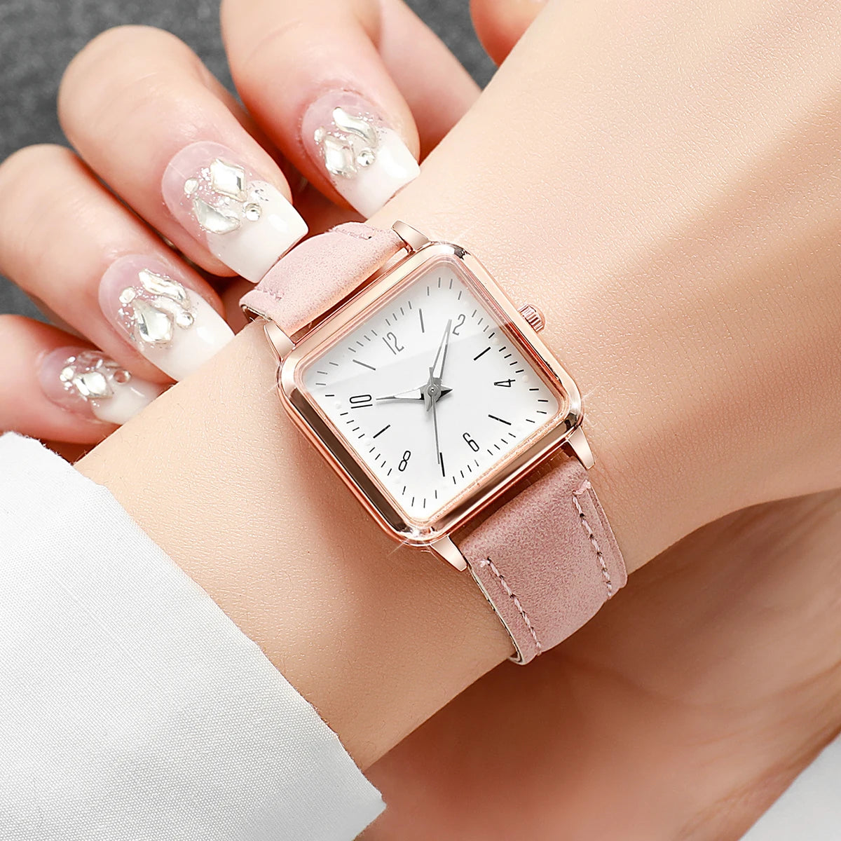 Montre femme carrée Petit cadran, bracelet cuir, quartz
