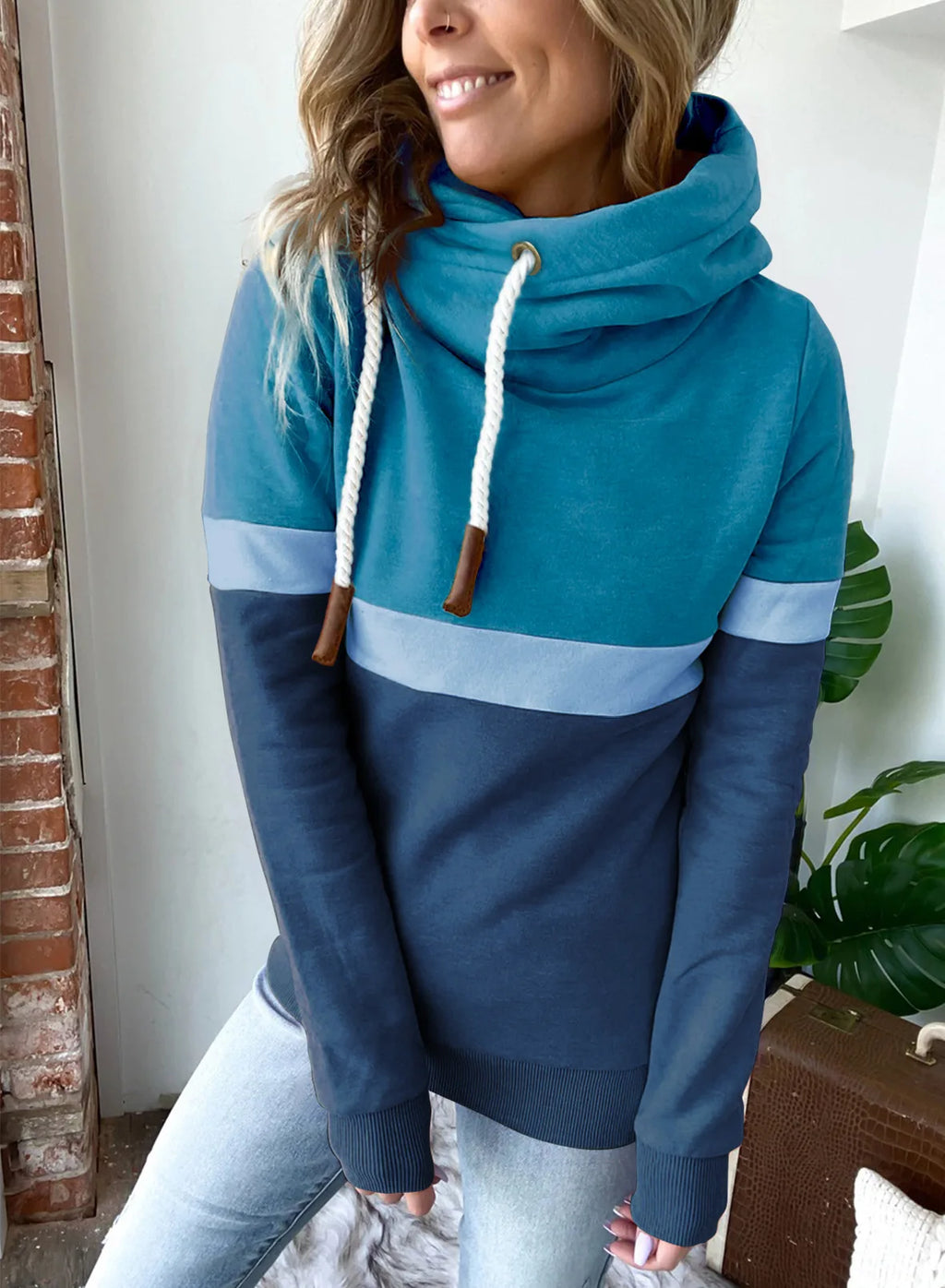 Sweat-shirt femme col haut à capuche – Coutures contrastées – Plusieurs coloris