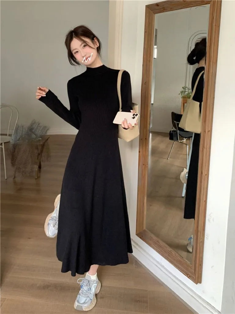 Robe Noire Femme – Maille, Col Semi-Montant & Coupe Amincissante